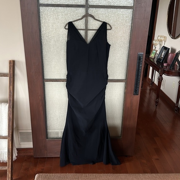 La Petite Robe di Chiara Boni
Black Lace Illusion Gown size 48R or size 12 - Picture 9 of 15